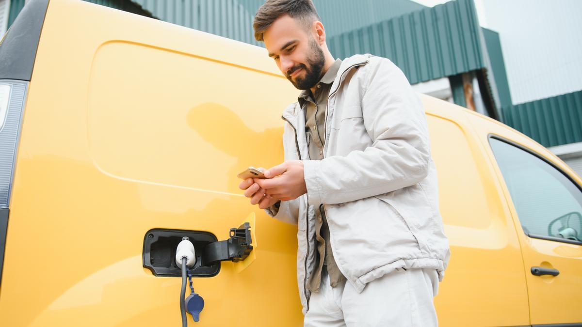 Coches eléctricos en Alicante: todo sobre comprar, alquilar o recargar.