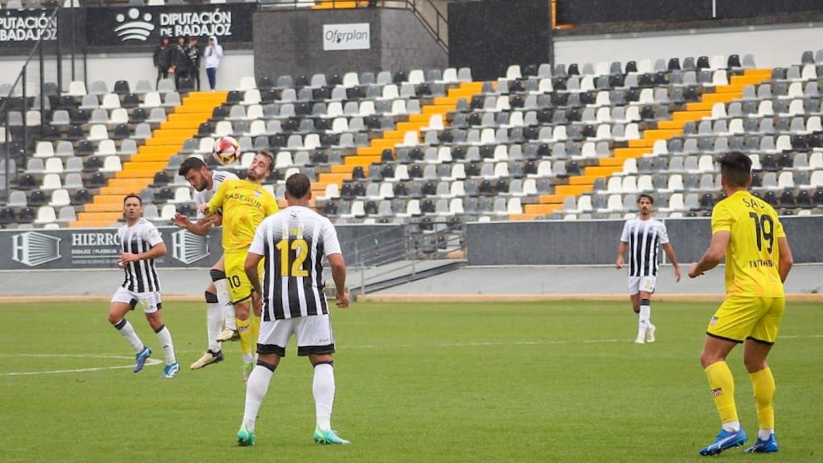 Un lance del juego entre el Badajoz y el Navalcarnero, con Toni Jou y David Rodríguez disputando el balón.