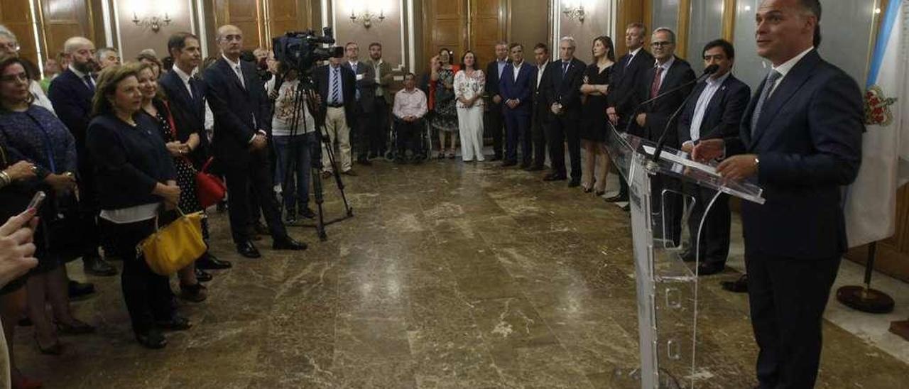 Manuel Correia, el viceconsul de Portugal en Galicia, en el atril durante el acto de ayer. // Jesús Regal