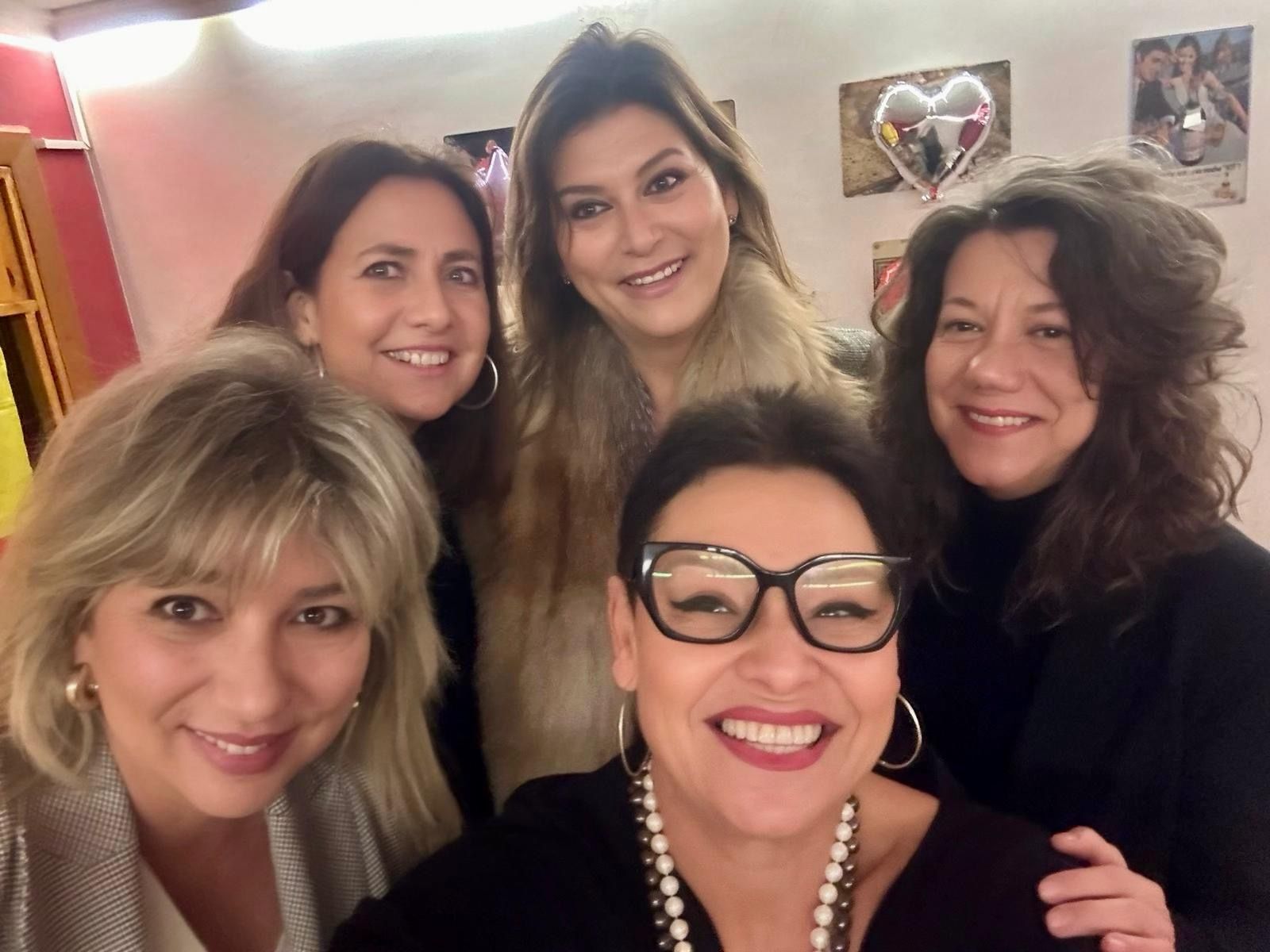 Amparo Barral, Paz García Peris, Delia Barral, Esther Castellano y Marian Salmeron, reunidas para ir a ver fallas.