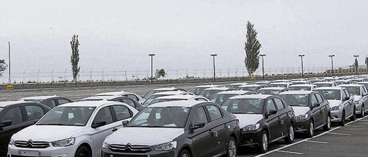 Coches de Citroën en el muelle de atraque de Bouzas.  // J. Lores