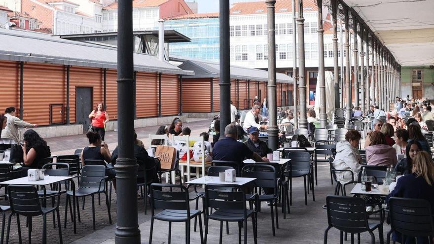 Ambiente en los soportales de la plaza de los Hermanos Orbón.