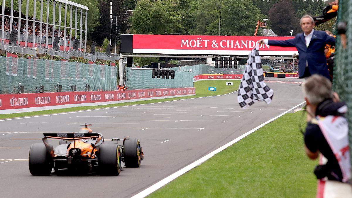 Oscar Piastri cruza la meta en Spa-Francorchamps,