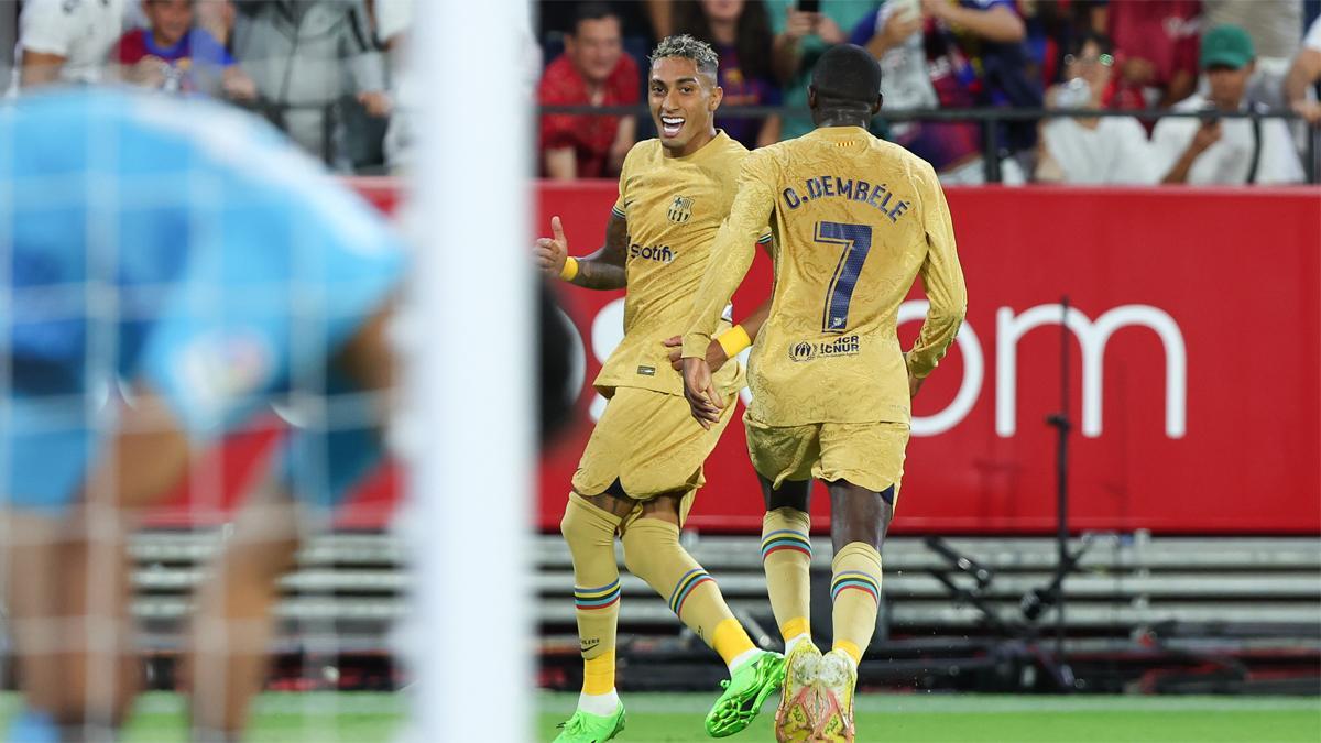 Dembélé celebra con Raphinha el priemr gol del Barça ante el Sevilla
