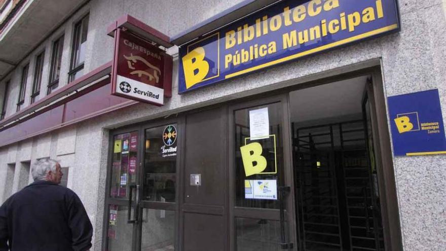 Medio millar de personas busca una plaza vacante de auxiliar de biblioteca