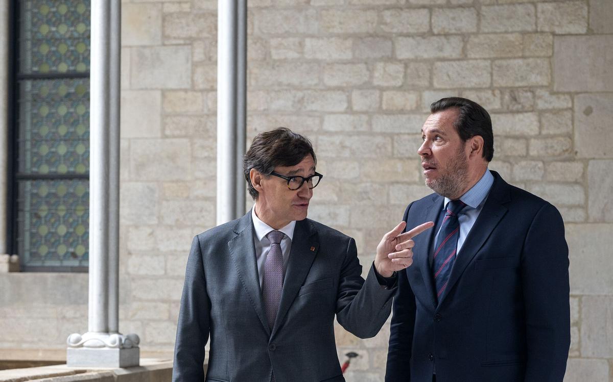 El president Salvador Illa con el ministro Óscar Puente, en la galería gótica del Palau de la Generalitat poco antes de firmar la constitución de la nueva empresa mixta de Rodalies de Catalunya, el 12 de enero pasado, una semana antes del accidente de Gelida.