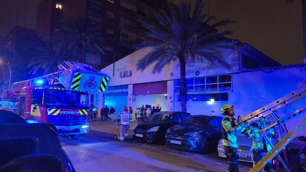 Los bomberos sanean los cristales dañados de ventanas de la zona