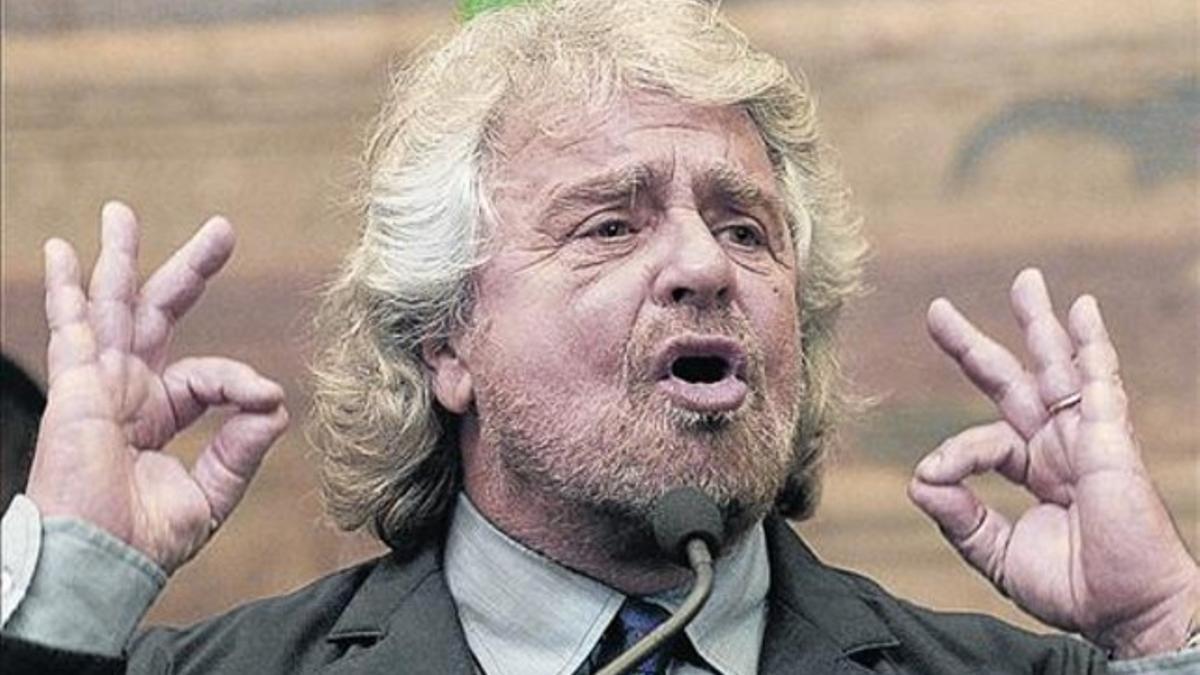 Grillo comparece ante la prensa tras su encuentro con Renzi, ayer.