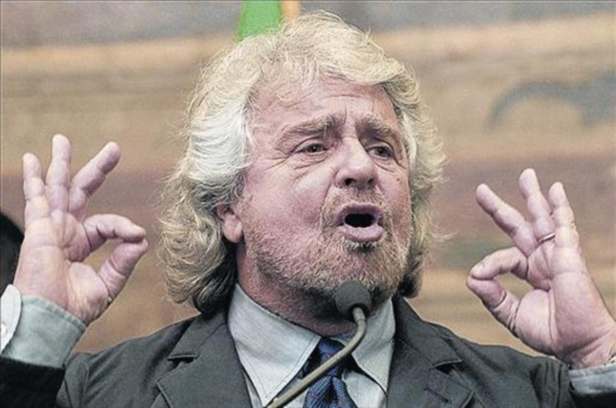 Grillo compareix davant la premsa després de la trobada amb Renzi, ahir.