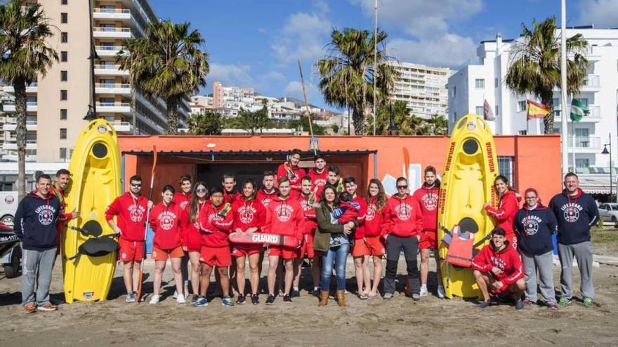 Foto de familia del dispositivo de socorrismo y salvamento para las playas de Torremolinos, esta Semana Santa.