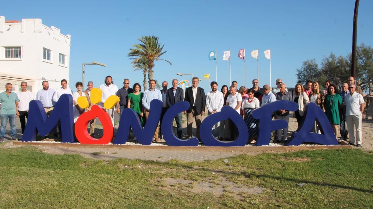 El conseller de Medio Ambiente (en el centro) acompañó a las autoridades locales y resto de participantes en las jornades sobre la ley valenciana.