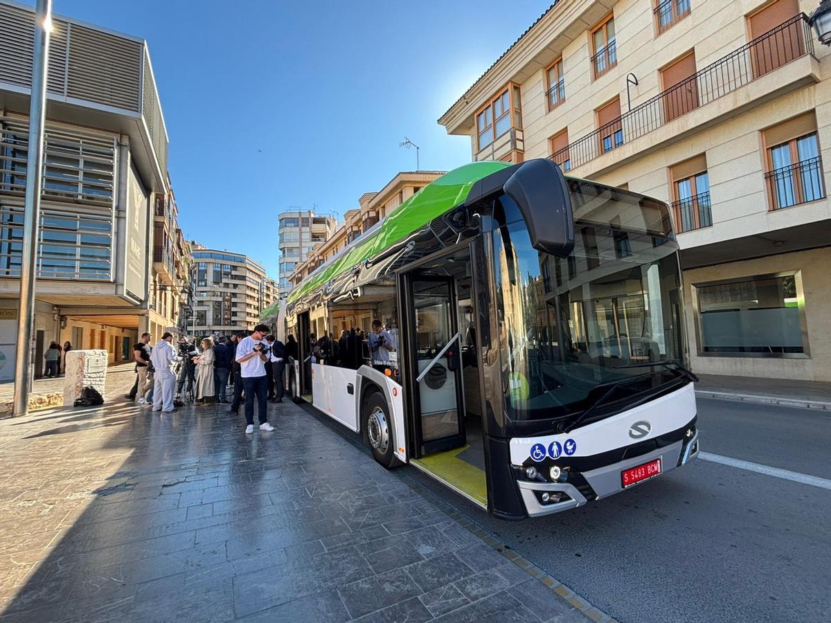 Presentación a los medios de comunicación de la prueba con el autobús articulado en Elche, que tiene capacidad para hasta 125 pasajeros