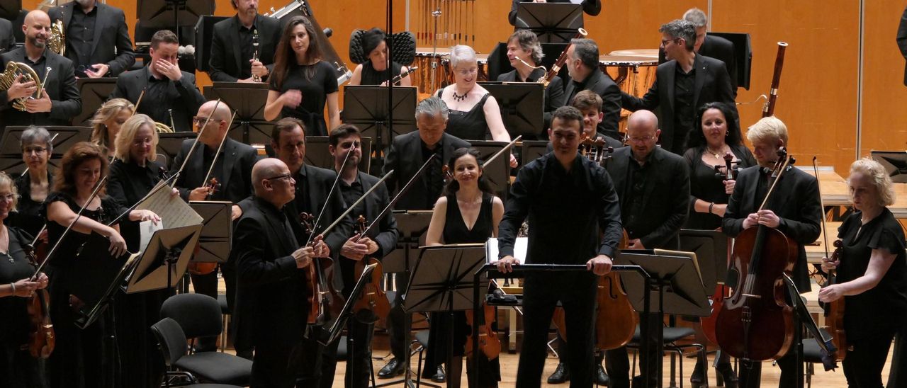 Daniel Sánchez Velasco, con la OSPA detrás, en el Auditorio, en la clausura de la temporada, el pasado mes de junio.