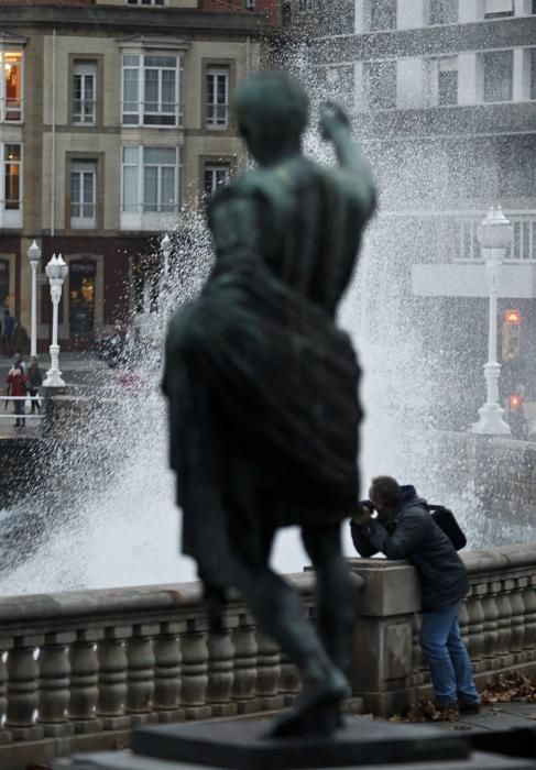 Temporal marino en Gijón.