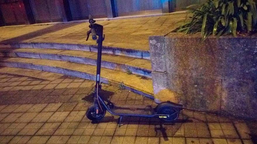 Cruza en rojo con su patinete en Vigo y le &#039;cazan&#039; drogado y con estupefacientes