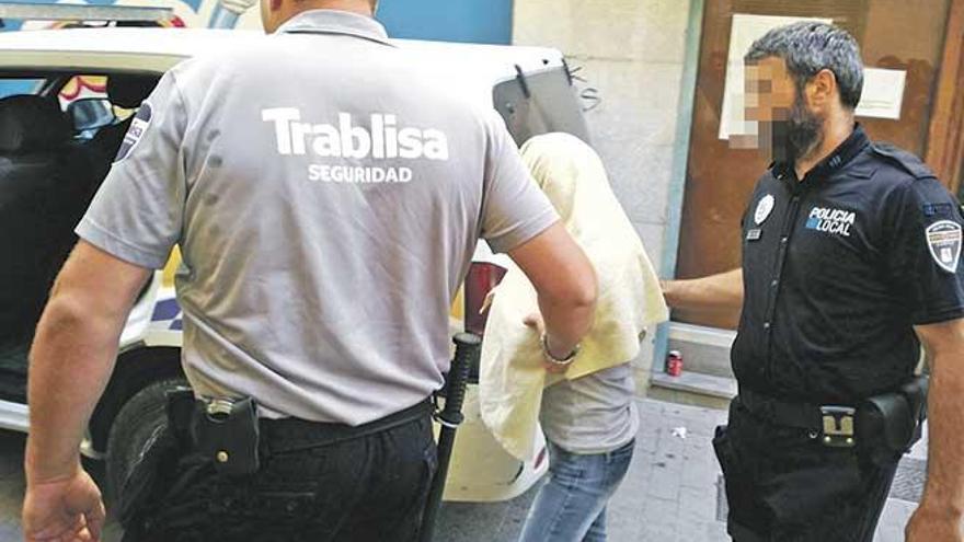 La conductora ebria detenida, Renata G., de 44 años, sale de los juzgados de Manacor rumbo a la cárcel.