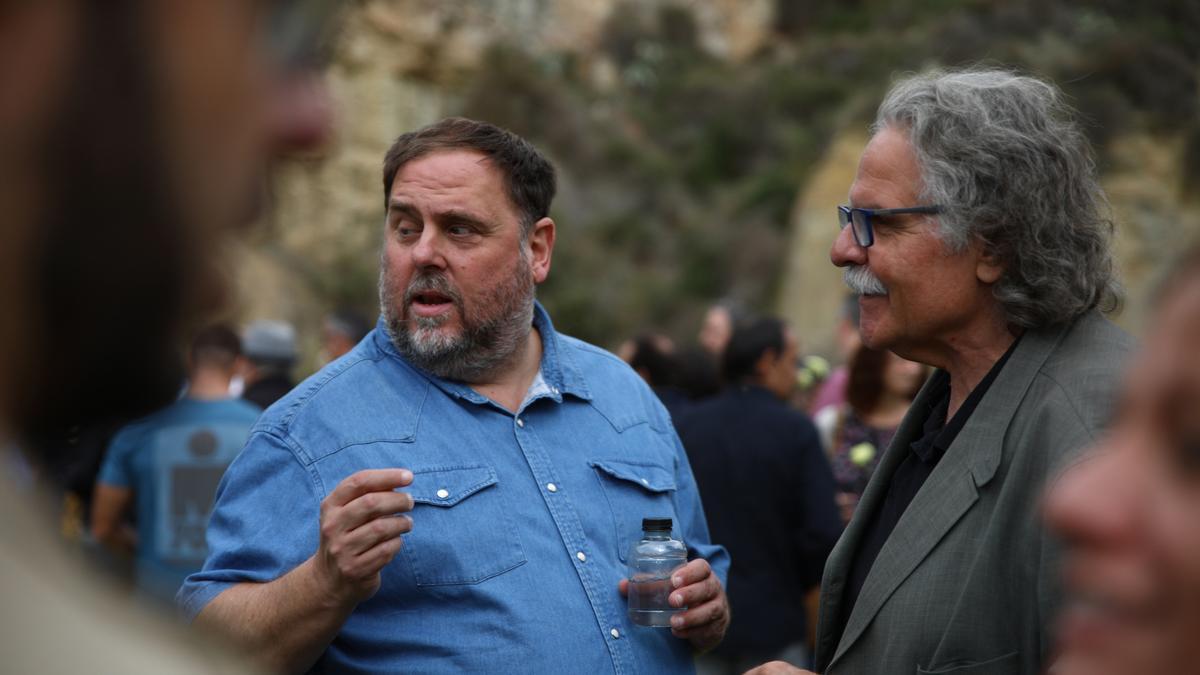 El expresidente de ERC Oriol Junqueras (i) y el exportavoz de ERC en el Congreso de los Diputados Joan Tardá (d), juntos en el Homenaje de ERC a los alcaldes de la formación que apoyaron la Segunda República