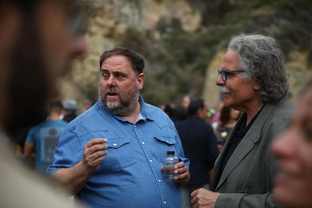 El expresidente de ERC Oriol Junqueras (i) y el exportavoz de ERC en el Congreso de los Diputados Joan Tardá (d), juntos en el Homenaje de ERC a los alcaldes de la formación que apoyaron la Segunda República