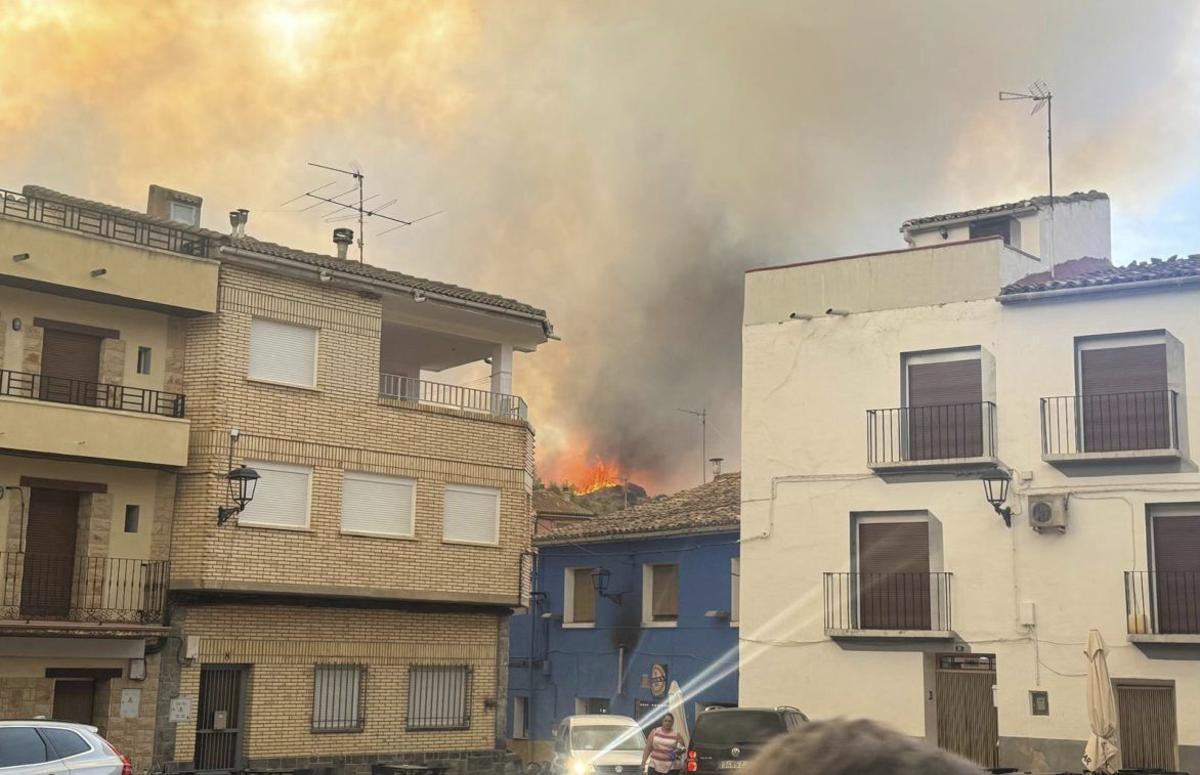 Los bomberos de la DPZ se afanan en las labores de extinción del incendio. | SERVICIO ESPECIAL