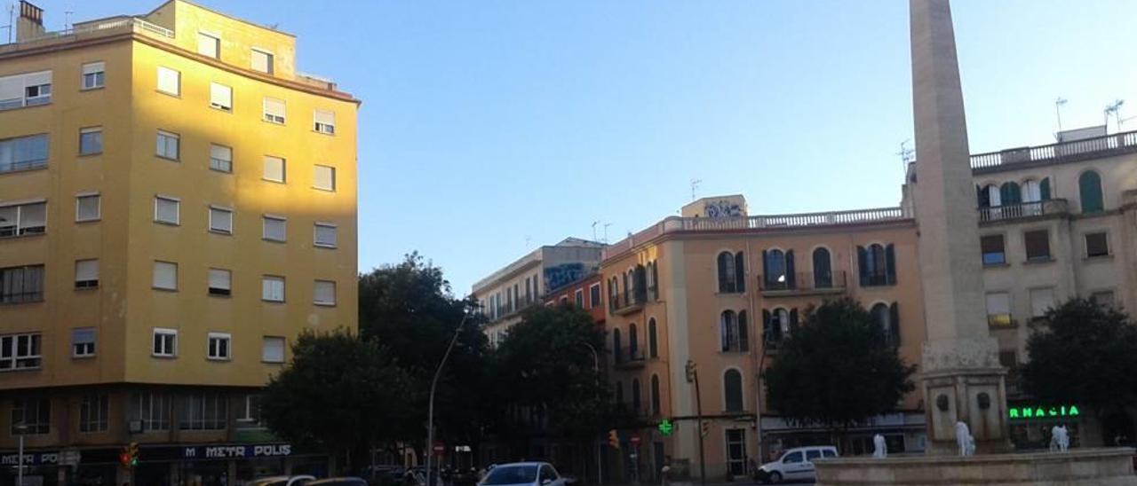 Un edificio vulgar en una plaza con un toque de distinción.