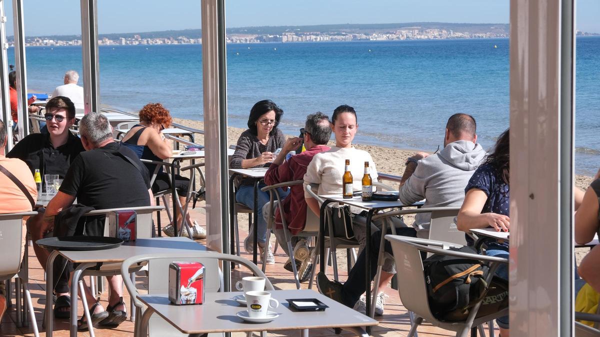 Turistas en la playa de El Pinet este mes de febrero disfrutando de las buenas temperaturas