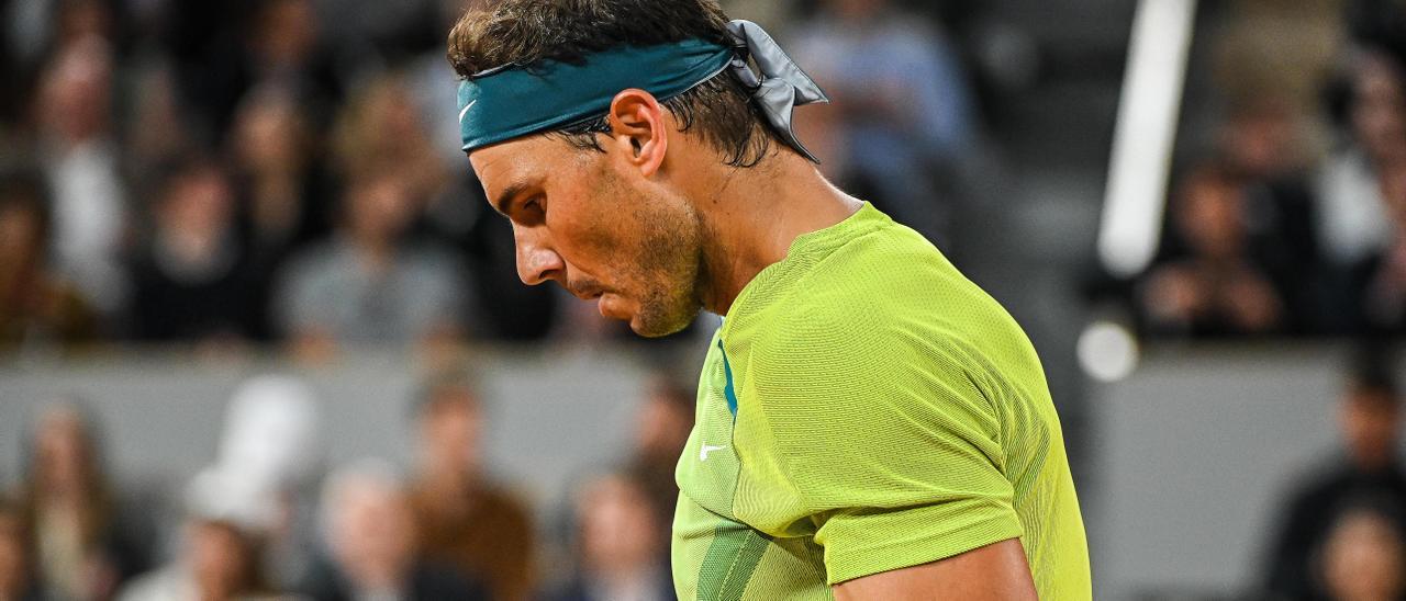 El tenista español Rafael Nadal celebra un punto durante un partido en Roland Garros 2022.