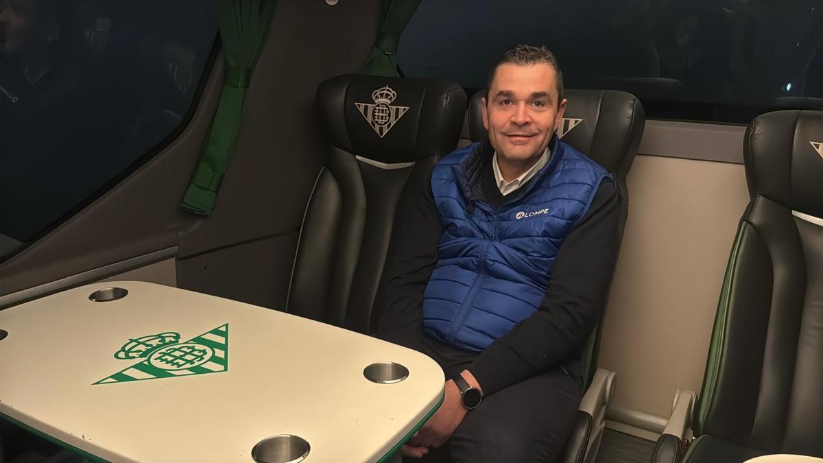 Francisco Reja, conductor del autobús del Real Betis Balompié