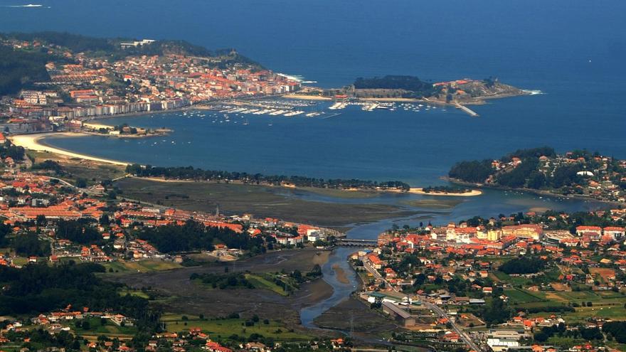 La ruta parte de Baiona, al fondo, y bordea la ensenada da Foz, en primer plano.