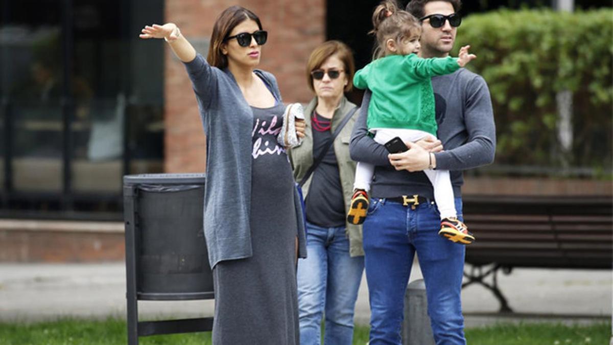 Cesc, junto a su mujer y su hija, en Barcelona