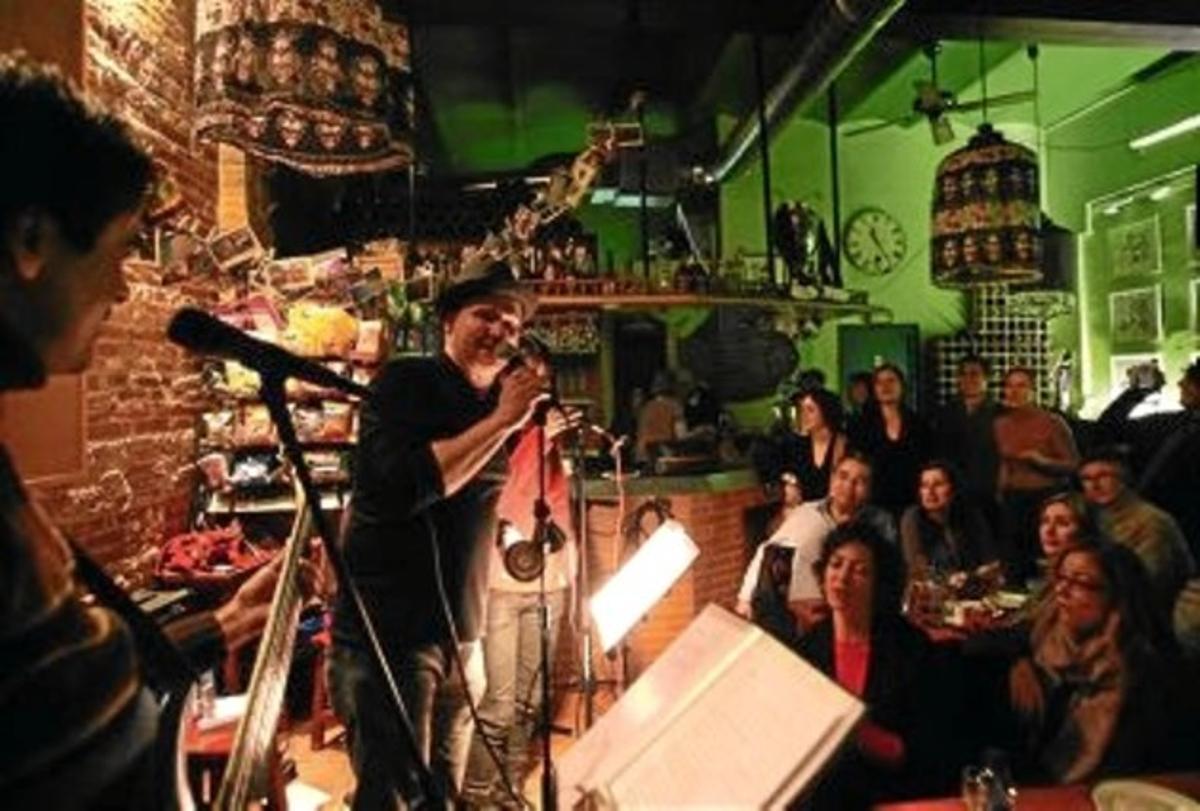 Philip Stanton, durant l’actuació amb la banda The Covers Project, divendres al restaurant Gerbard. Philip Stanton, durant l’actuació amb la banda The Covers Project, divendres al restaurant Gerbard.