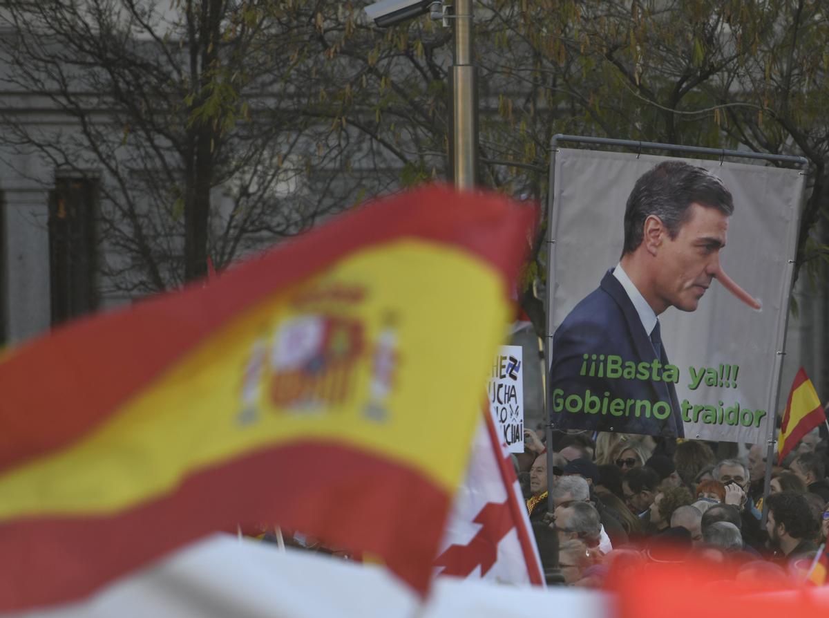 MADRID, 21/01/2023.- Miles de personas llenan esta sábado la plaza de Cibeles de Madrid con banderas de España, convocadas por diversas asociaciones para protestar contra el Gobierno de Pedro Sánchez y en defensa de la Constitución. EFE/Víctor Lerena