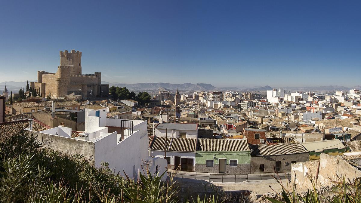 Vista panorámica del casco urbano de Villena con el castillo de La Atalaya presidiendo la ciudad.