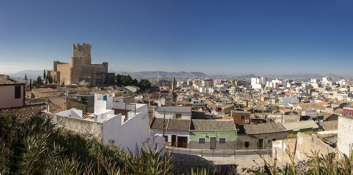 Vista panorámica del casco urbano de Villena con el castillo de La Atalaya presidiendo la ciudad.
