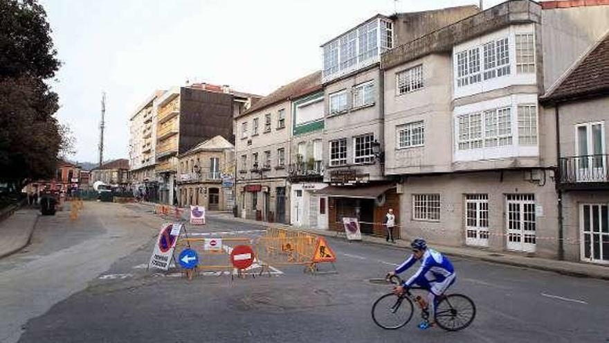 Avenida de Galicia de Ponteareas cortada al tráfico, ayer. // A.H.