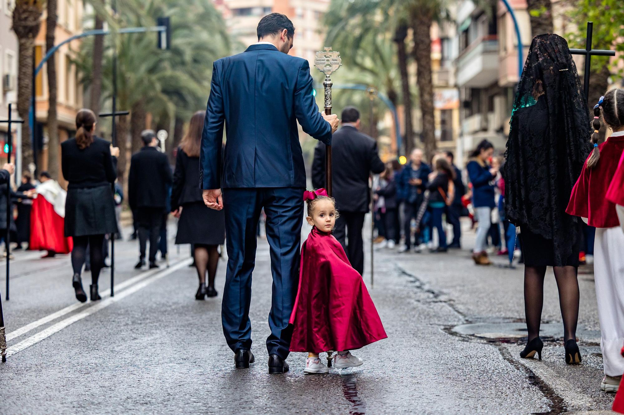 Procesión del Ecce Homo en Alicante  En Alicante las primeras imágenes en llegar eran las de la procesión del Ecce Homo que estrenado en esta procesión la primera fase del nuevo paso del Señor, consistente en parihuela y ebanistería. Esta cofradía celebra el 75 aniversario de su fundación.