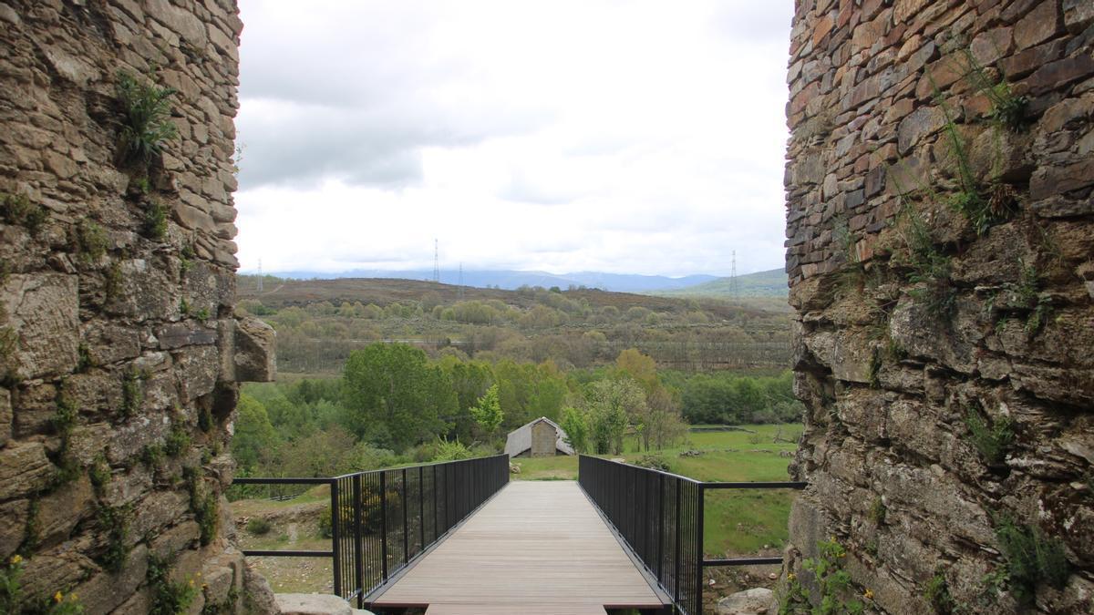 Puebla de Sanabria recupera sus estructuras defensivas con un nuevo puente levadizo