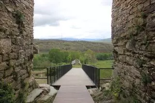 Puebla de Sanabria recupera sus estructuras defensivas con un nuevo puente levadizo