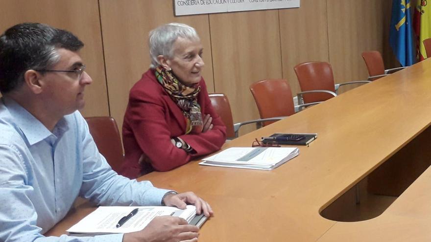 Pedro Pablo Rey con la Consejera, en una reunión de trabajo.