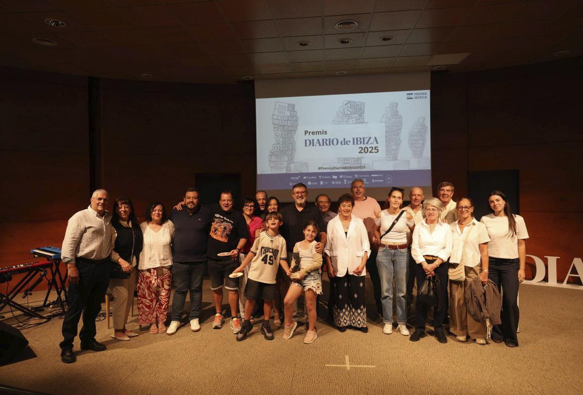 Vecinos des Rafal Trobat sobre el escenario del Club Diario de Ibiza. | VICENT MARÍ