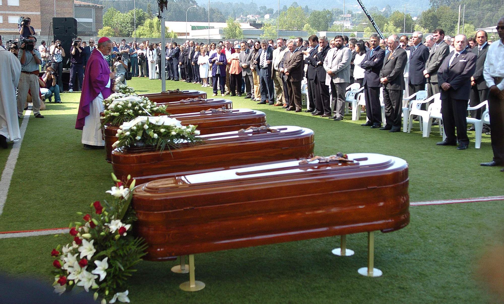 Funeral por los marineros de O Bahía, 2004. Ricardo Grobas.jpg