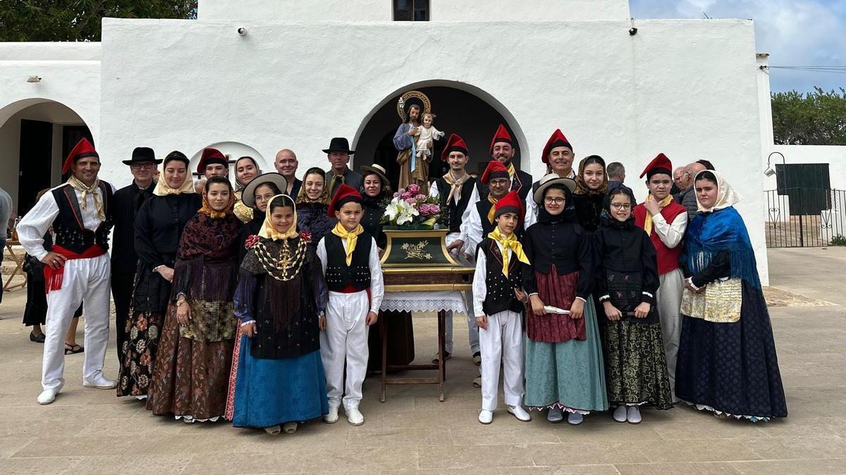 Integrantes de la 'colla de ball pagès' Es Pastorells