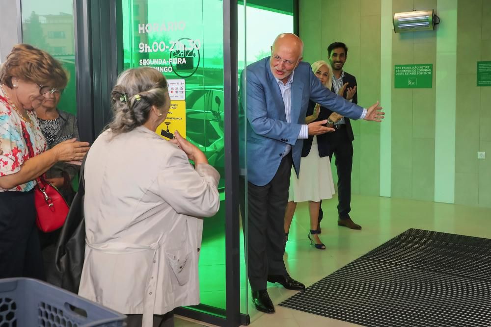 Inauguración del primer supermercado de Mercadona en Portugal.