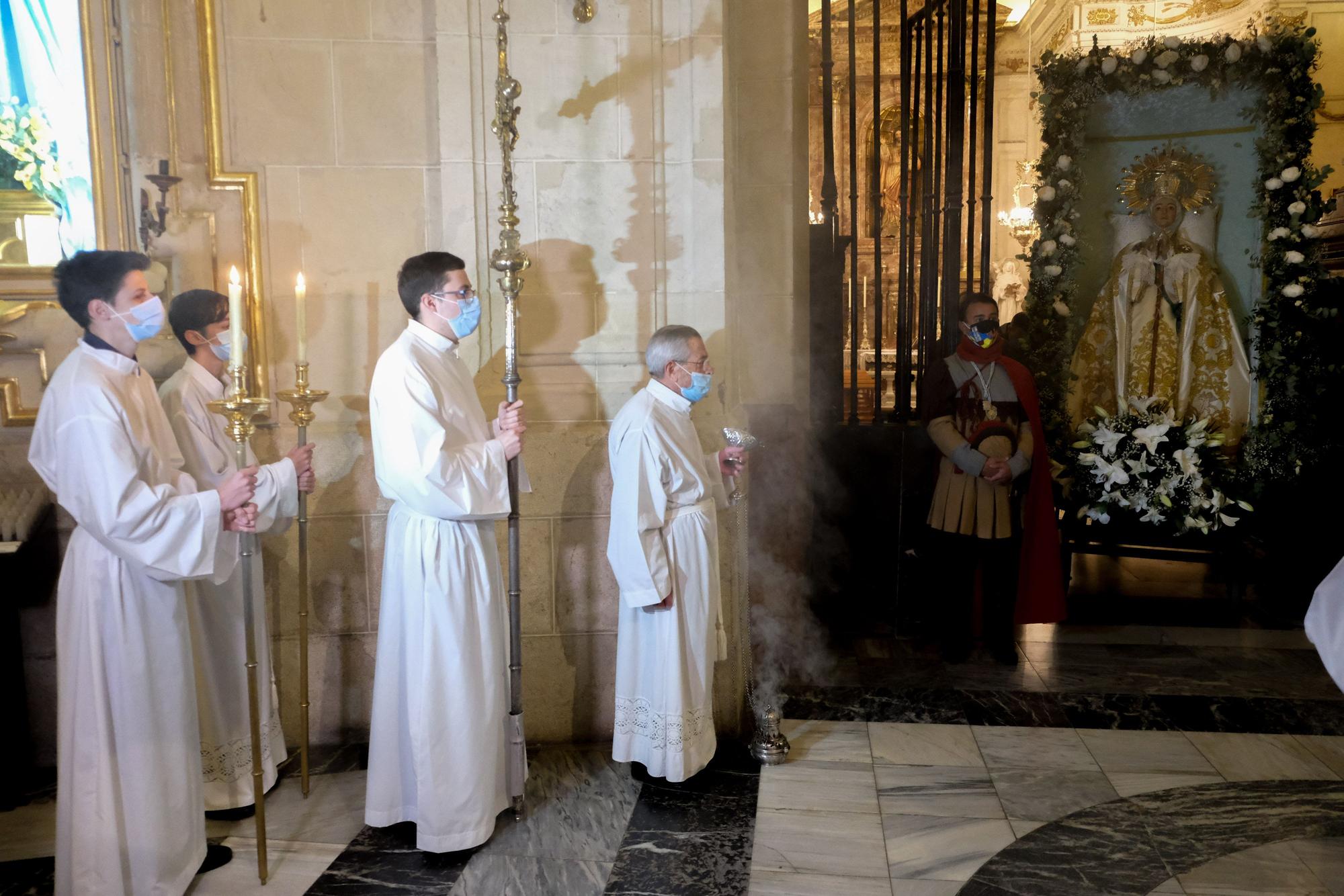 Encuentro íntimo con la Patrona. Los ilicitanos agasajan en Santa María a la Virgen confiados en recuperar en 2022 todo el esplendor de las fiestas de la Venida