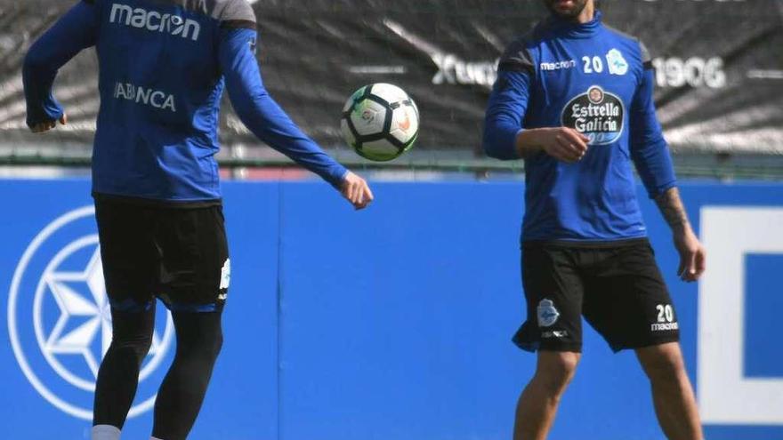 Valverde y Guilherme, durante un entrenamiento esta semana en Abegondo.