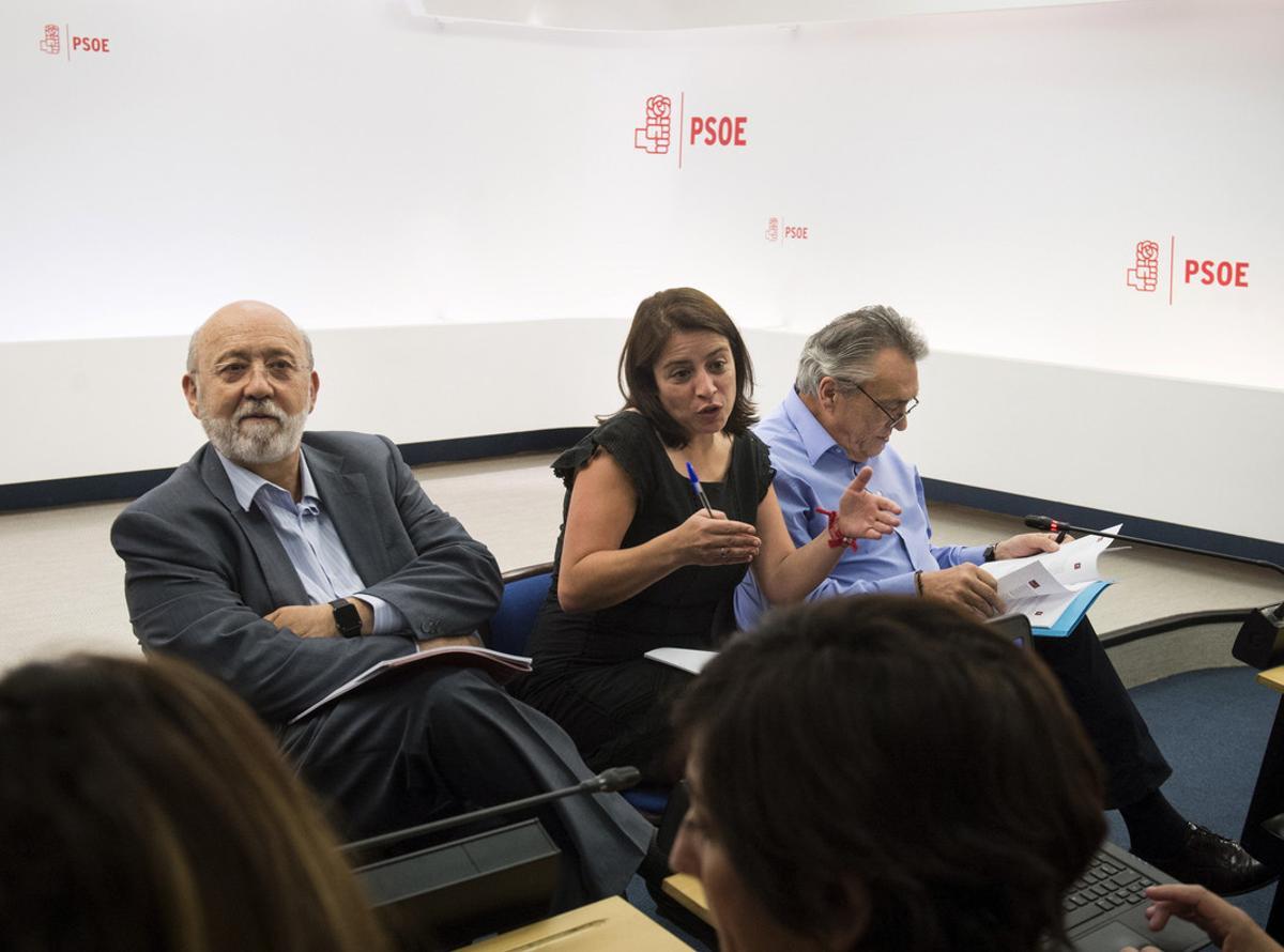 GRA138. MADRID, 25/05/2017.- Los socialistas Adriana Lastra, Manuel Escudero (i) y José Félix Tezanos, durante un encuentro con los medios para presentar las enmiendas al documento marco del 39 congreso federal del PSOE, hoy en la sede del partido. EFE/Luca Piergiovanni