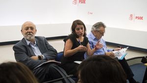 GRA138. MADRID, 25/05/2017.- Los socialistas Adriana Lastra, Manuel Escudero (i) y José Félix Tezanos, durante un encuentro con los medios para presentar las enmiendas al documento marco del 39 congreso federal del PSOE, hoy en la sede del partido. EFE/Luca Piergiovanni