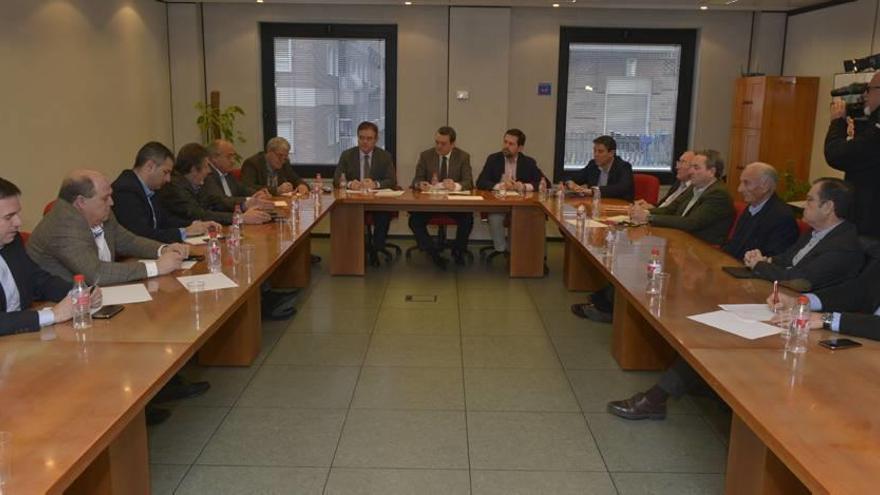 La Mesa del Agua se reunió ayer en Murcia en la sede de la patronal Croem.