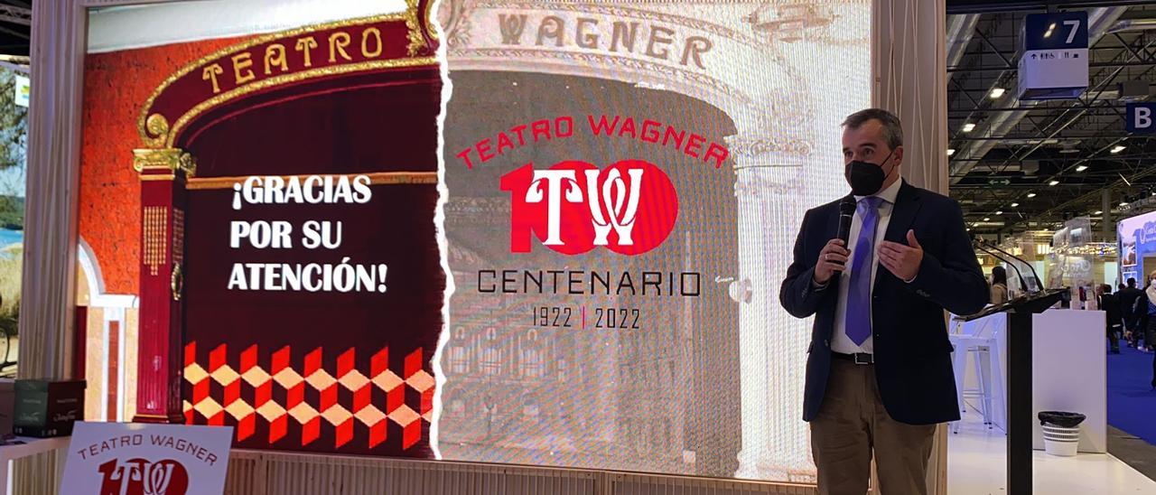 El alcade de Aspe durante la presentación del centenario del Teatro Wagner.