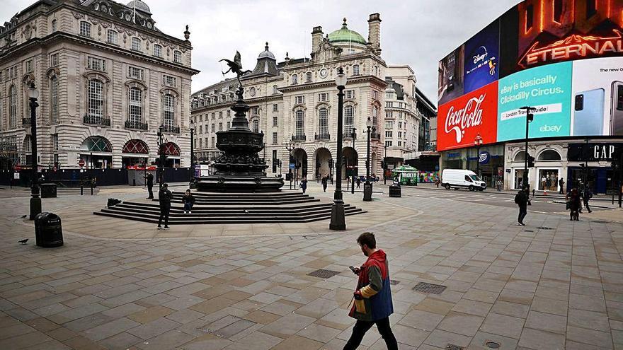 Piccadilly Circus, a Londres, amb molta menys gent del que és habitual.