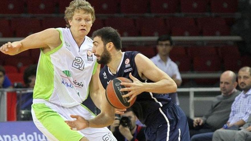 Vasileiadis penetra ante Kuzminskas en el Efes-Unicaja de la pasada Euroliga.